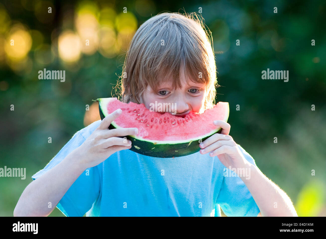Junge Essen Wassermelone im freien Stockfoto