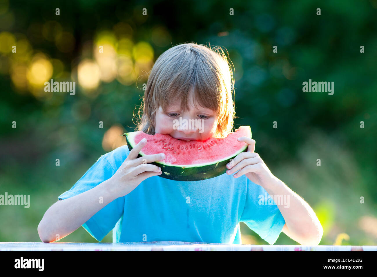 Junge Essen Wassermelone im freien Stockfoto