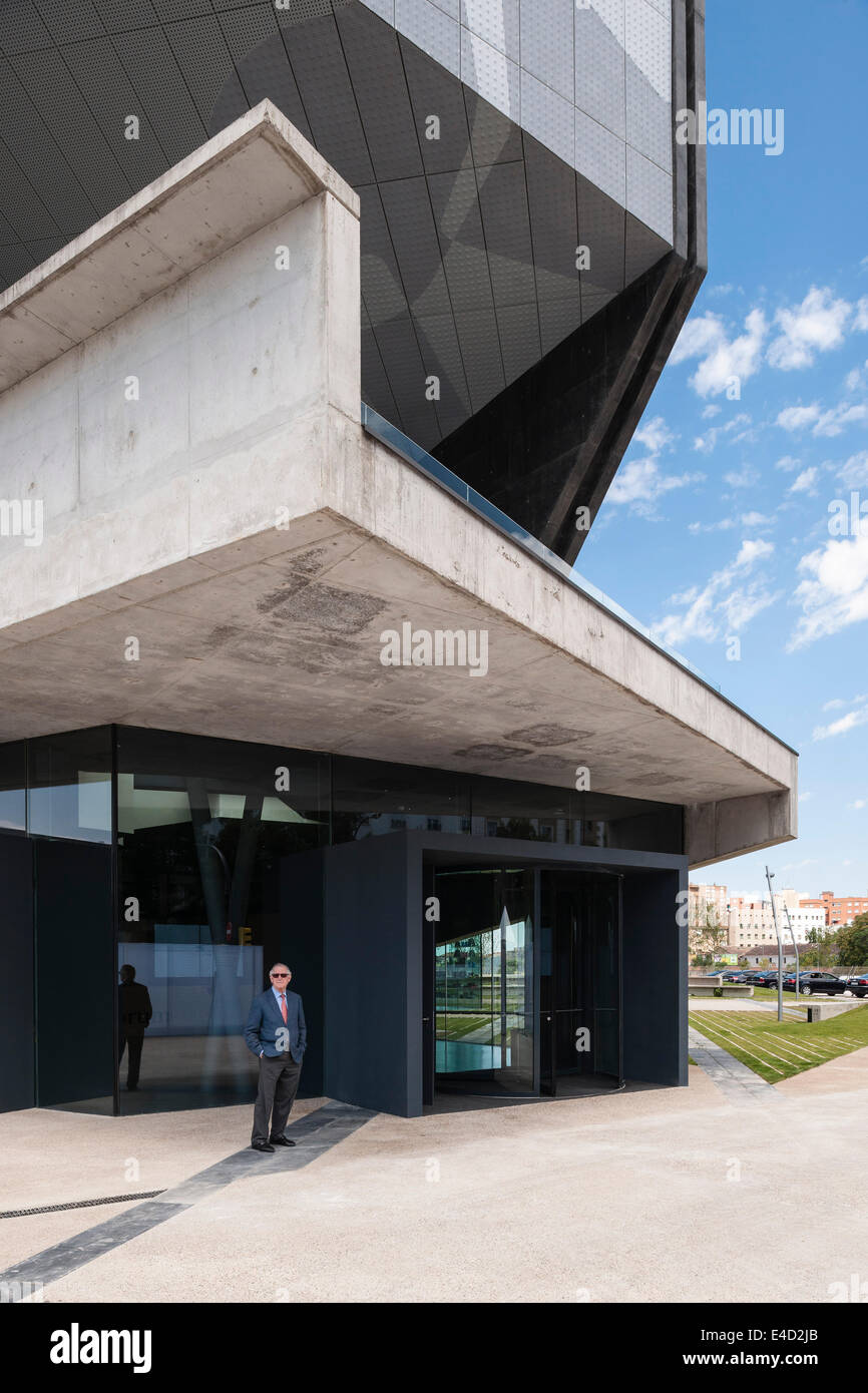 Caixa Forum, Zaragoza, Saragossa, Spanien. Architekt: Estudio Carme Pinós, 2014. Ein Mann steht am Eingang des Gebäudes. Stockfoto