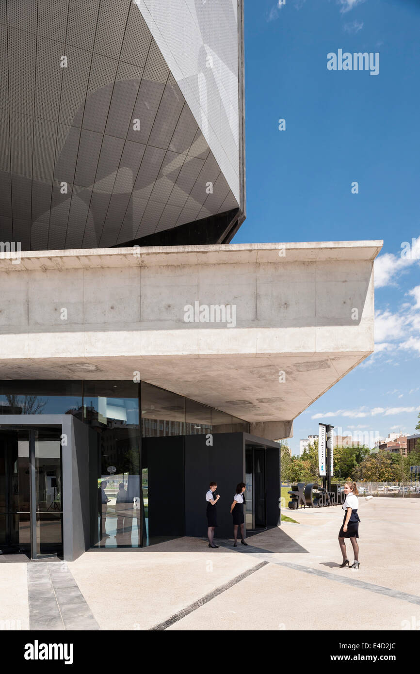 Caixa Forum, Zaragoza, Saragossa, Spanien. Architekt: Estudio Carme Pinós, 2014. Mitarbeiter stehen am Eingang zu den Gebäuden Stockfoto