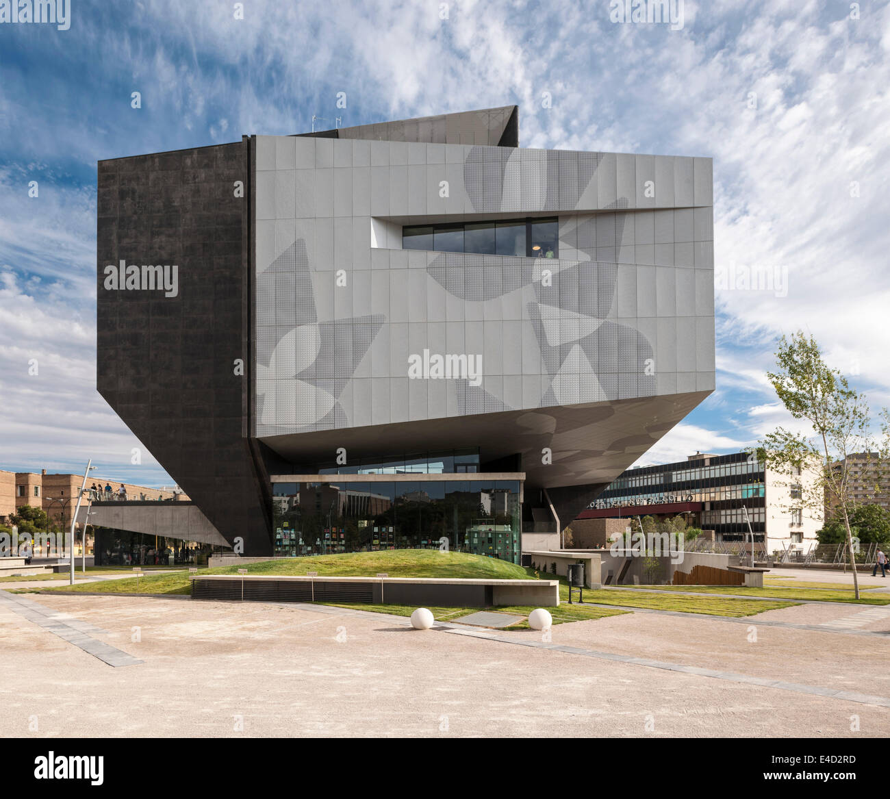 Caixa Forum, Zaragoza, Saragossa, Spanien. Architekt: Estudio Carme Pinós, 2014. Allgemeine außen morgendliche Aussicht mit Wolken. Stockfoto