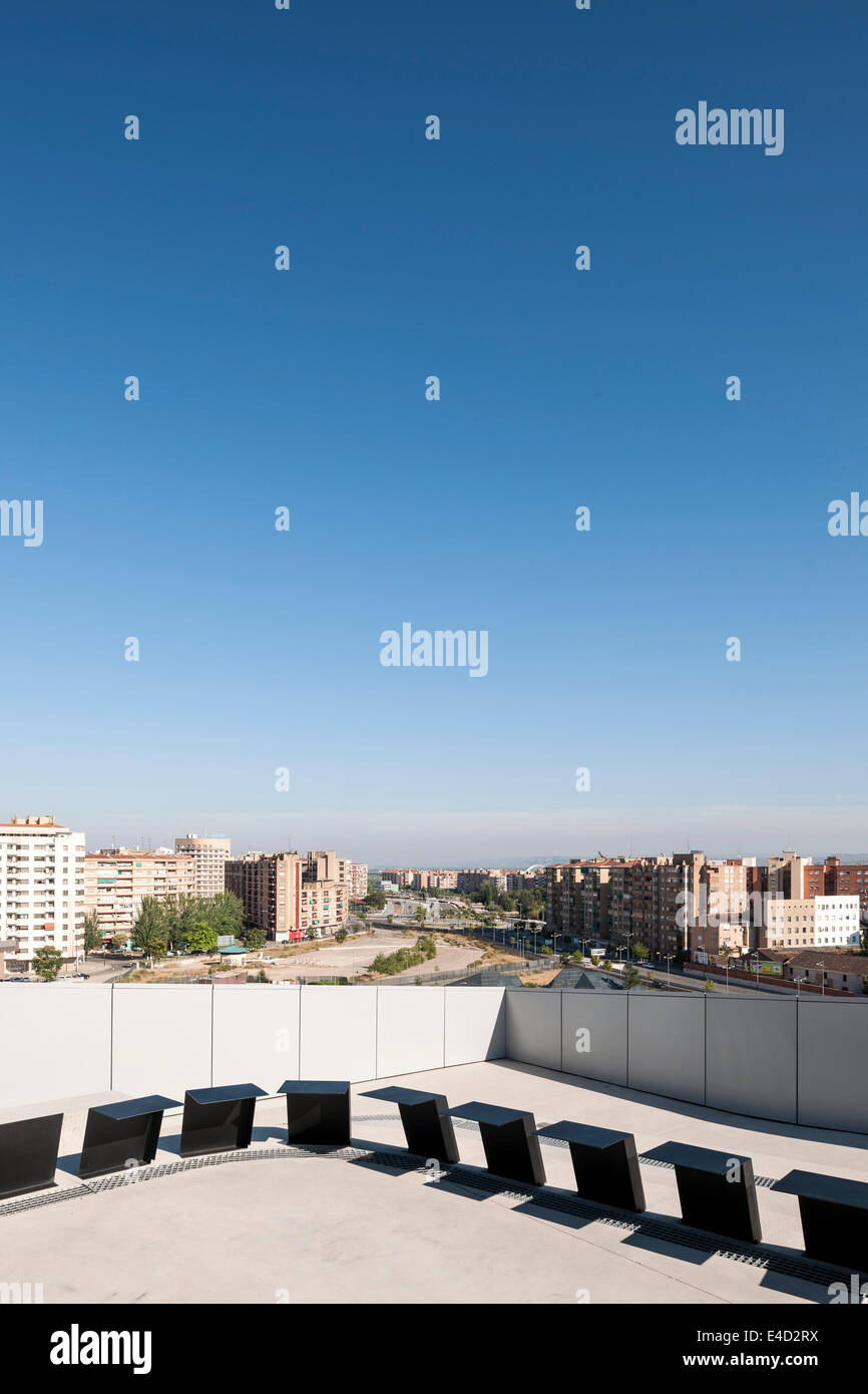 Caixa Forum, Zaragoza, Saragossa, Spanien. Architekt: Estudio Carme Pinós, 2014. Obersten Etage eröffnet Terrasse im Freien. Stockfoto