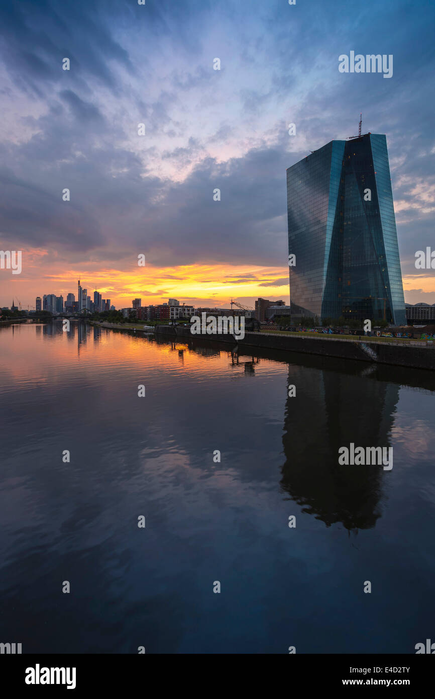 Die neue Europäische Zentralbank, EZB, vor der Skyline von Frankfurt bei Sonnenuntergang, Frankfurt Am Main, Hessen, Deutschland Stockfoto