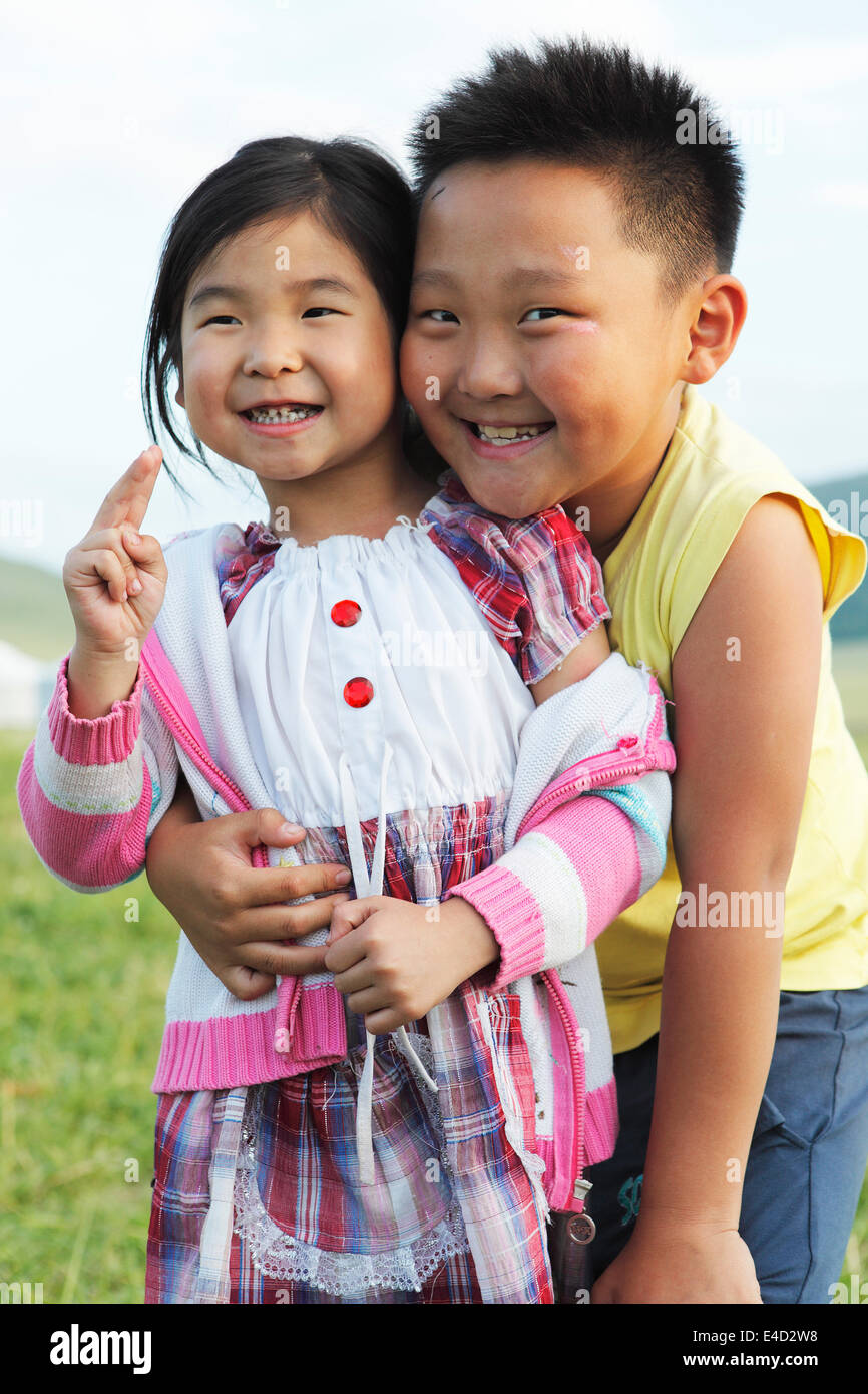 Junge, 8 Jahre, umarmt Mädchen, 6 Jahre, Selenge Provinz, Mongolei Stockfoto
