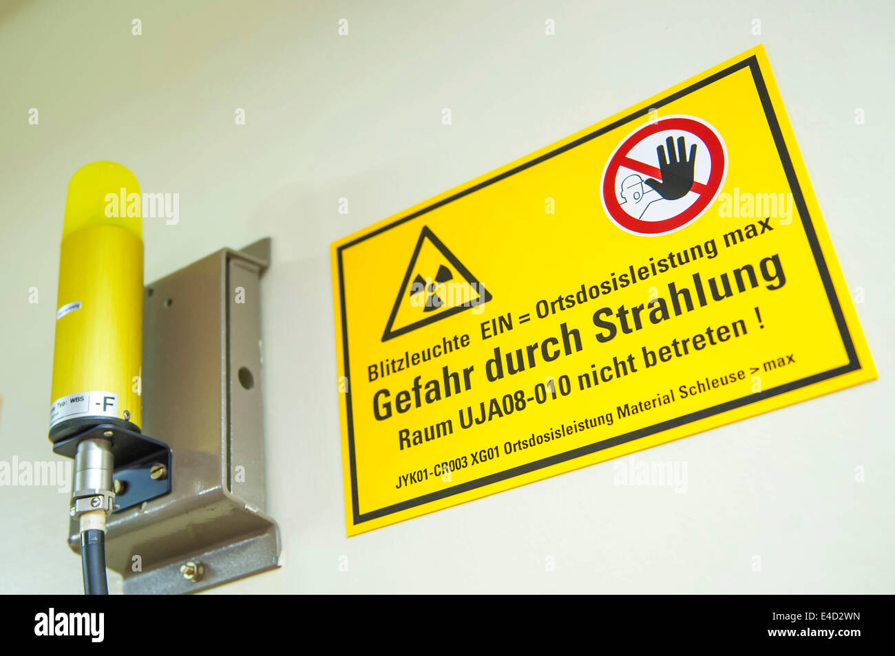 Achtung Warnung melden Sie sich an das Kernkraftwerk Emsland der RWE Power AG, Lingen, Niedersachsen, Deutschland Stockfoto