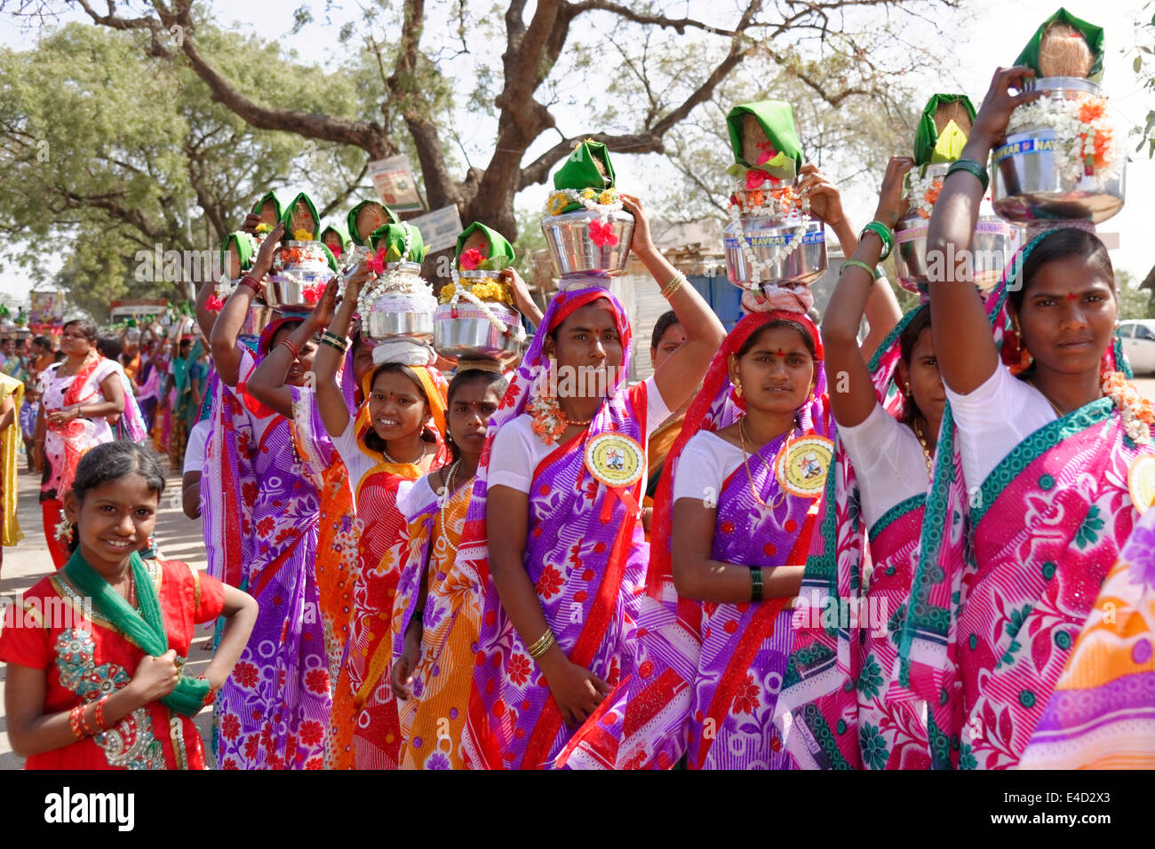 Indische Frauen bei einer Parade, Ron, Karnataka, Südindien, Indien Stockfoto