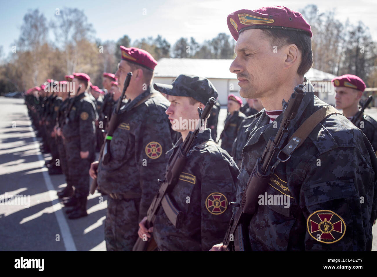 Vereidigung der Freiwilligen nach einem dreiwöchigen militärischen Training auf dem Gelände der Nationalgarde der Ukraine bei Nova Stockfoto