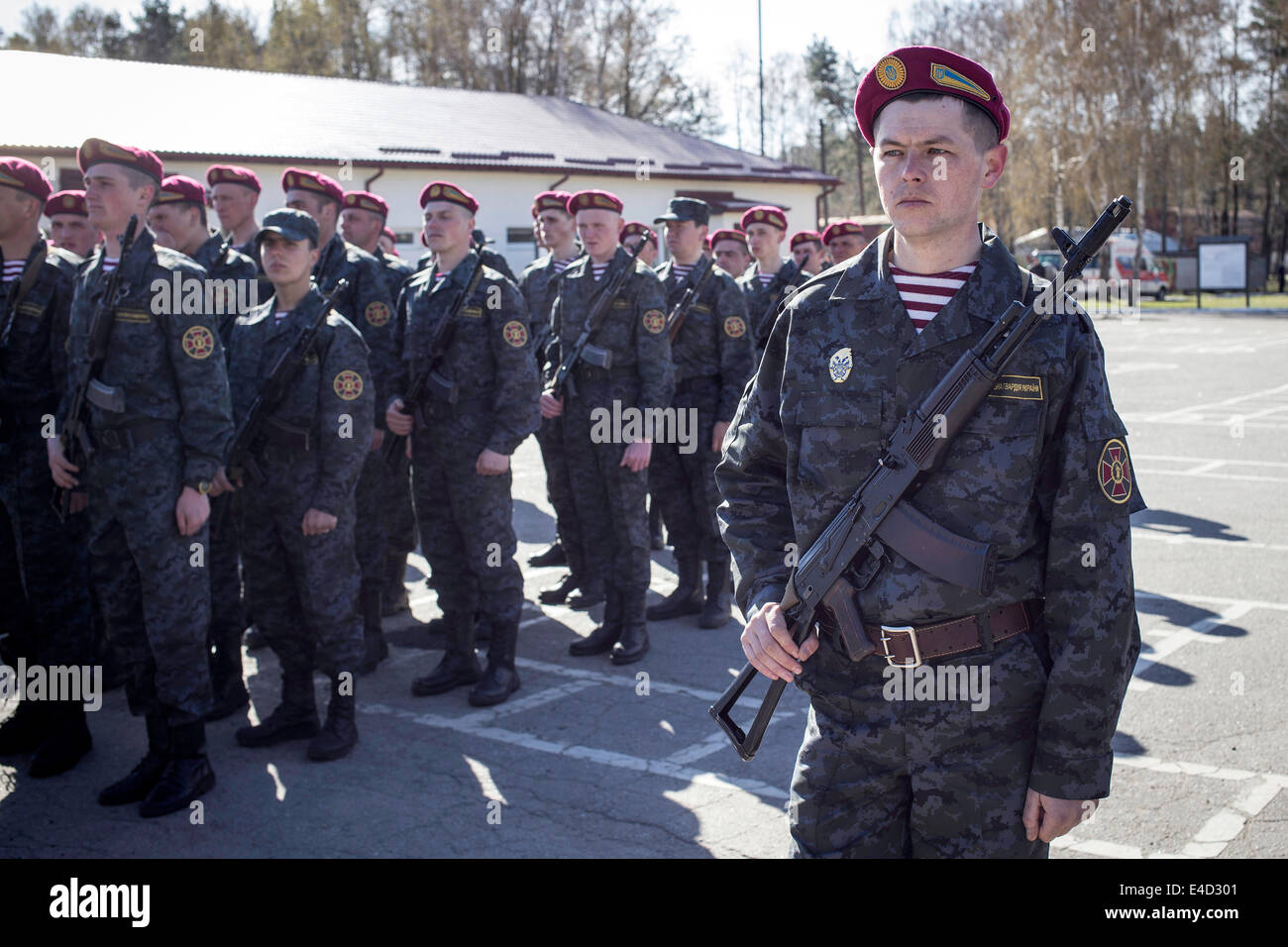 Vereidigung der Freiwilligen nach einem dreiwöchigen militärischen Training auf dem Gelände der Nationalgarde der Ukraine bei Nova Stockfoto