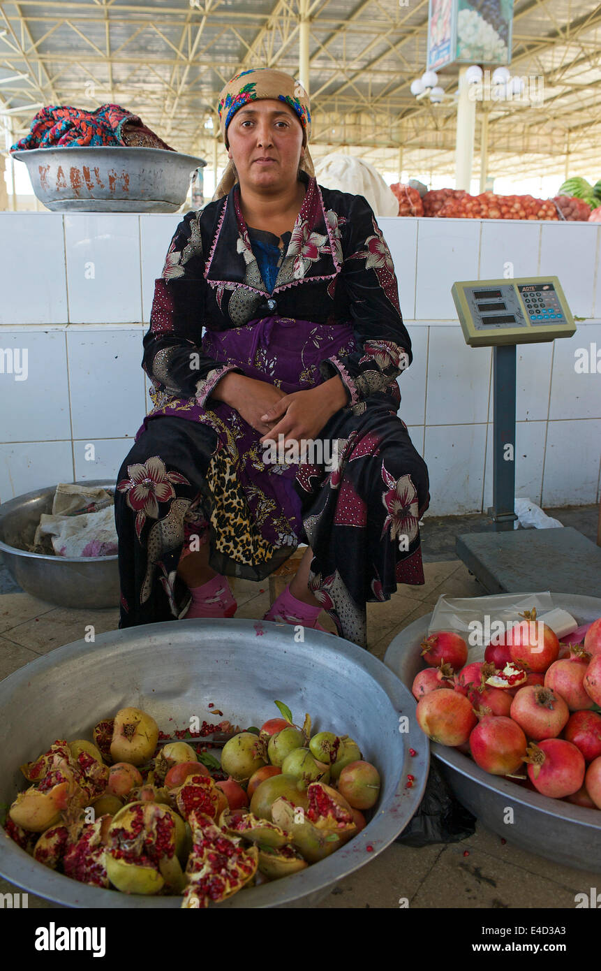 Obst-Verkäufer auf einem Basar, Buchara, Usbekistan Stockfoto