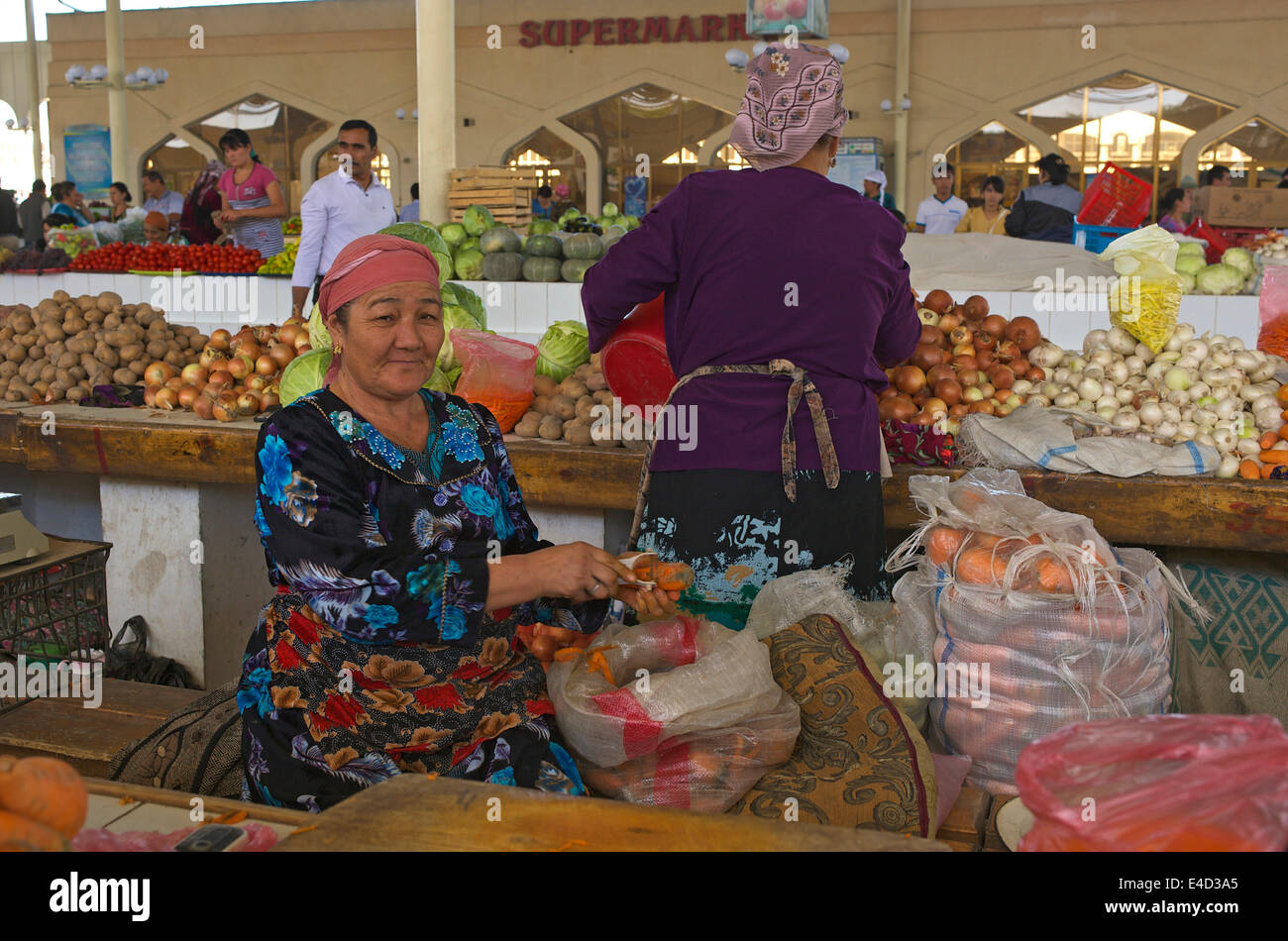 Pflanzliche Verkäufer auf einem Basar, Buchara, Usbekistan Stockfoto