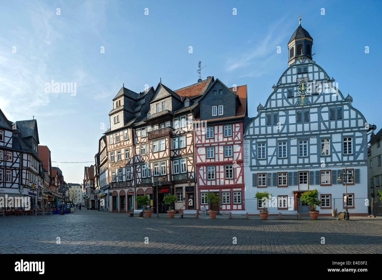 Fachwerkhäuser mit dem ehemaligen Gasthof "Zum Goldenen Löwen" mit dem alten Rathaus, Markt-Platz, Butzbach, Hessen, Deutschland Stockfoto