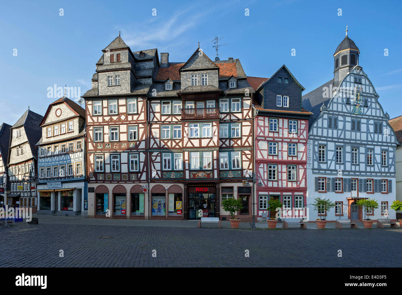 Fachwerkhäuser mit dem ehemaligen Gasthof "Zum Goldenen Löwen" mit dem alten Rathaus, Markt-Platz, Butzbach, Hessen, Deutschland Stockfoto