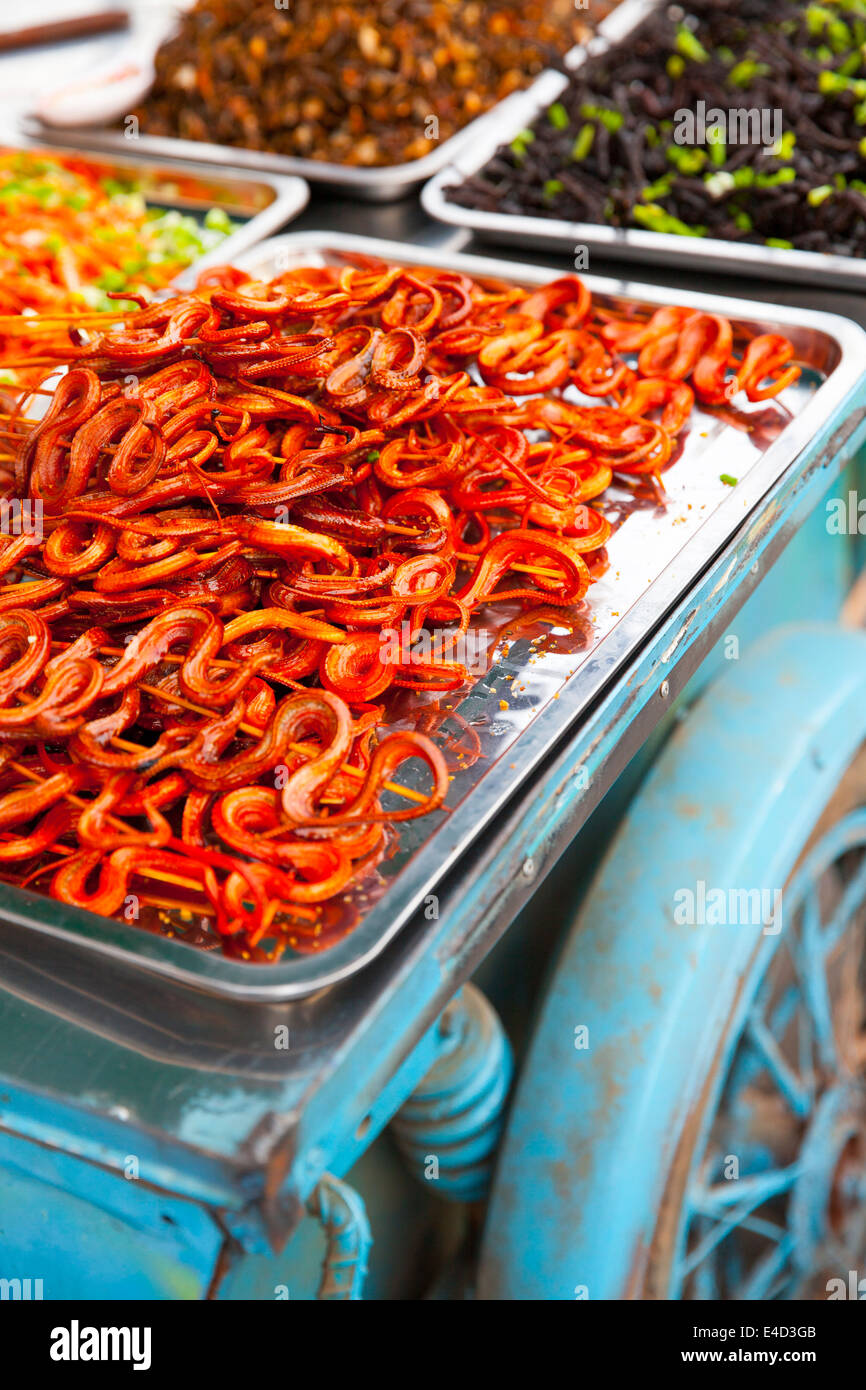 Schlangen zu verkaufen auf der Straße Garküche, Stadt Siem Reap, Kambodscha Stockfoto