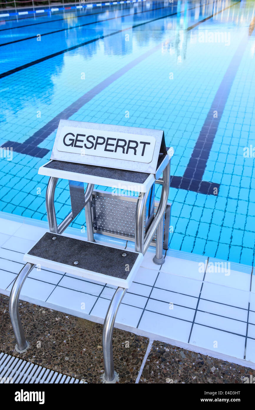 Öffentliches Schwimmbad, Zeichen 'Gesperrt', Deutsch für 'Geschlossen', Madeira, Portugal Stockfoto