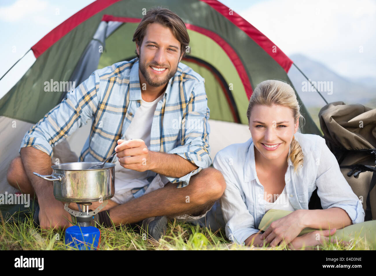 Attraktive glückliche Paar Kochen camping-Kocher Stockfoto