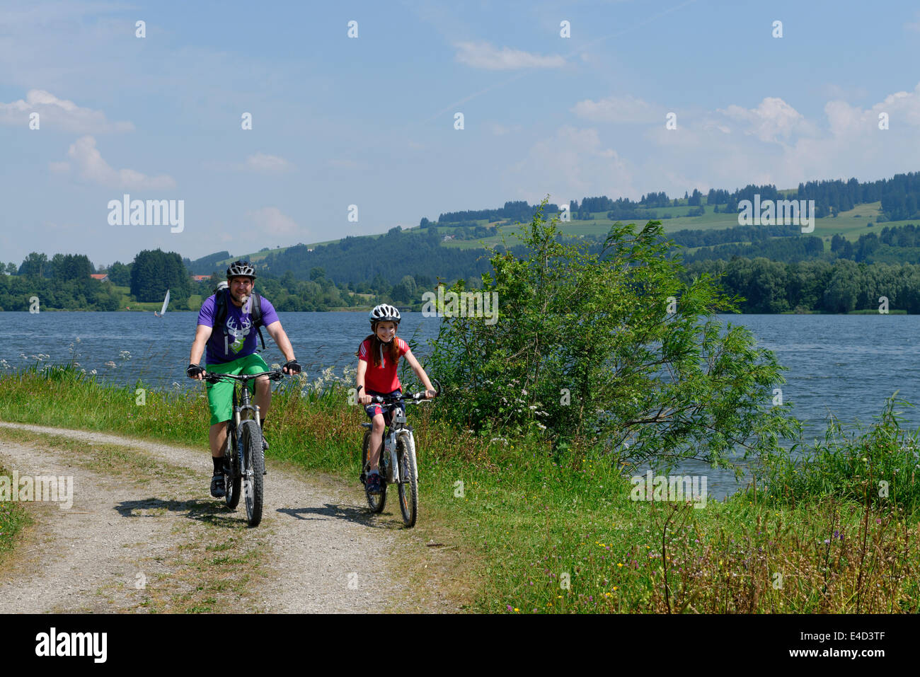 Vater und Kind auf einer Radtour am Rottachspeicher Stausee, Rottachsee See, Oberallgäu, Schwaben, Bayern, Deutschland Stockfoto