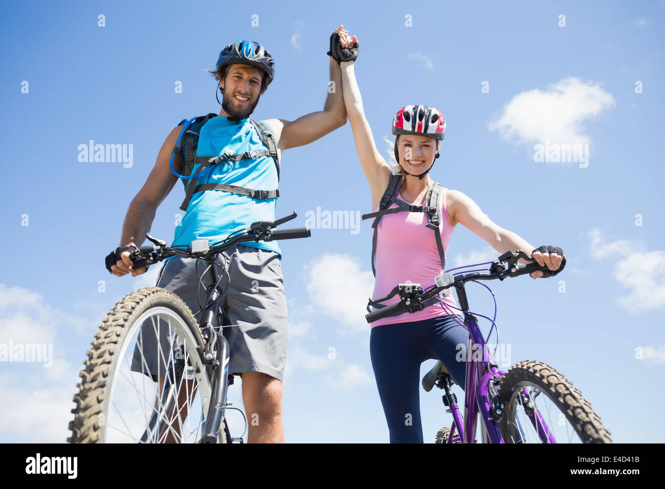 Passen Sie Radfahrer paar gerne den Gipfel erreicht haben Stockfoto