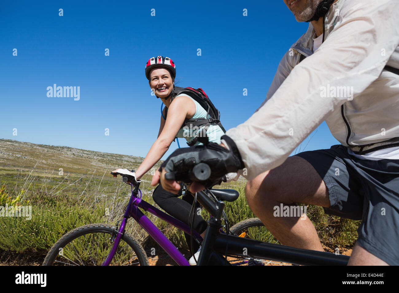 Aktive glückliche Paar auf einem Fahrrad fahren auf dem Land Stockfoto