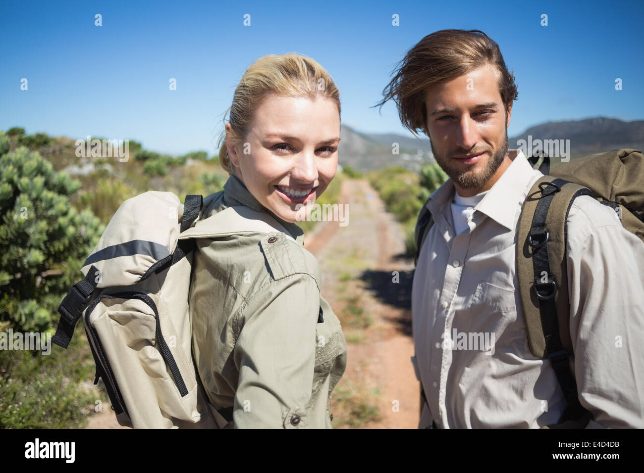 Wandern-paar zu Fuß auf die Berglandschaft lächelnd in die Kamera Stockfoto