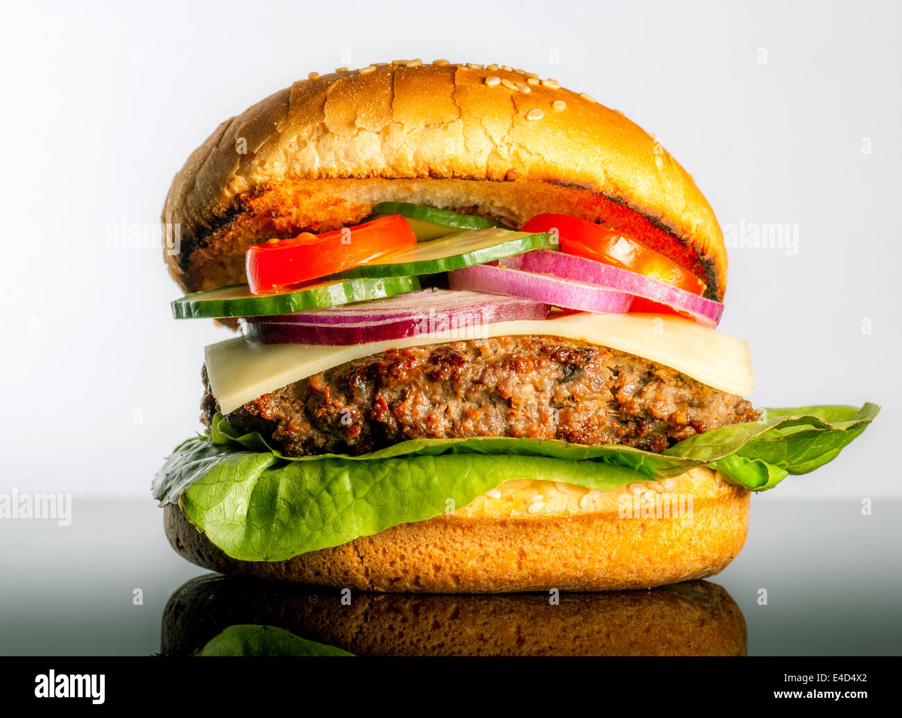 Frische Hamburger mit viel Gemüse auf schwarzem Hintergrund reflex Stockfoto