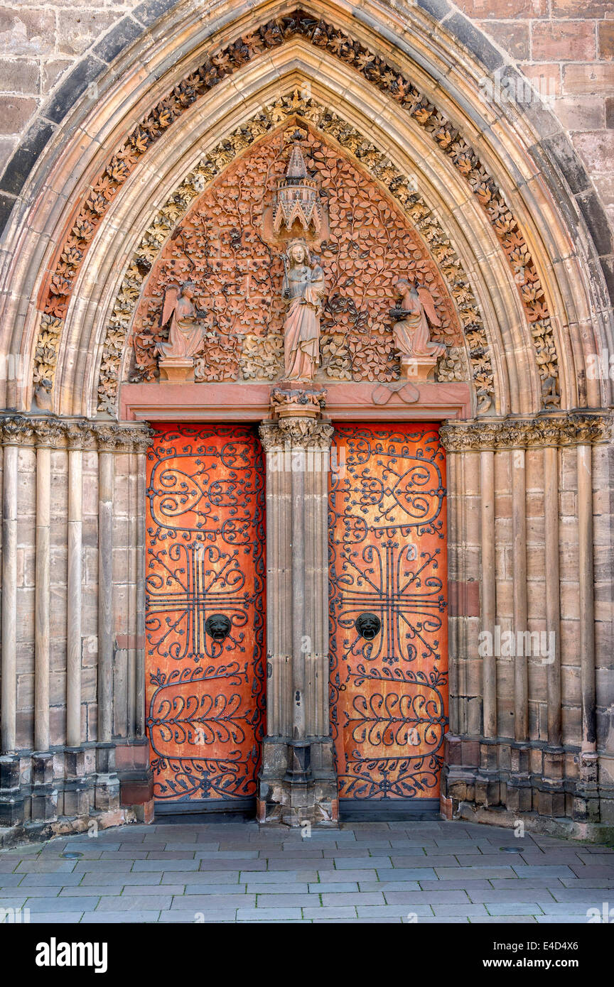 Gotische St. Elizabeth-Kirche, Portal mit einem Spitzbogen, Marburg, Hessen, Deutschland Stockfoto