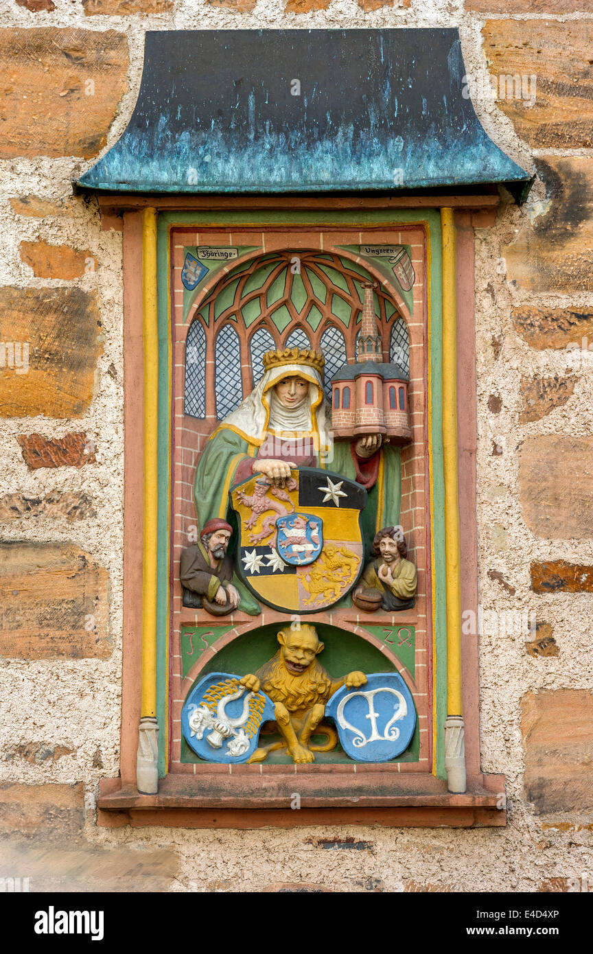 Relief, Bild von St. Elizabeth über dem Eingang zum Renaissance-Turm des historischen Rathauses, Marktplatz Stockfoto
