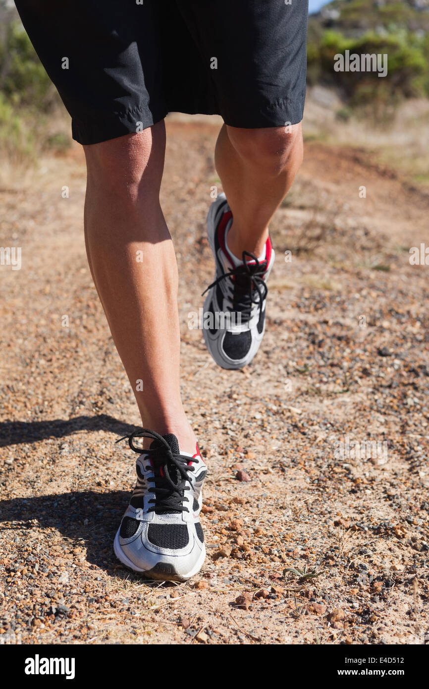 Sportlicher Mann Joggen in der Natur Stockfoto