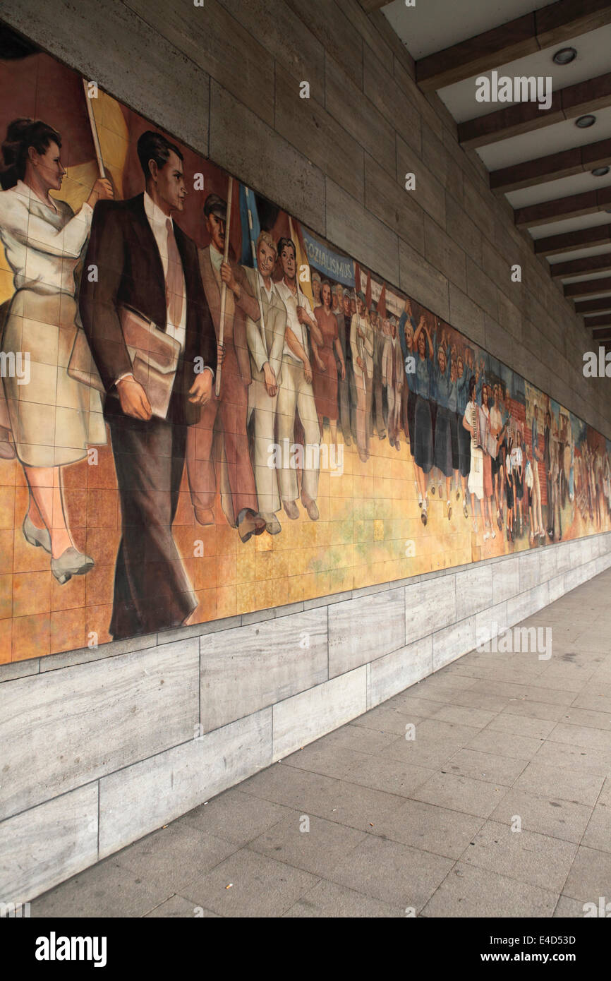 Kommunistischen Ära Wandbild in der ehemaligen sowjetischen Militäradministration-Zentrale in Berlin, Deutschland. Stockfoto