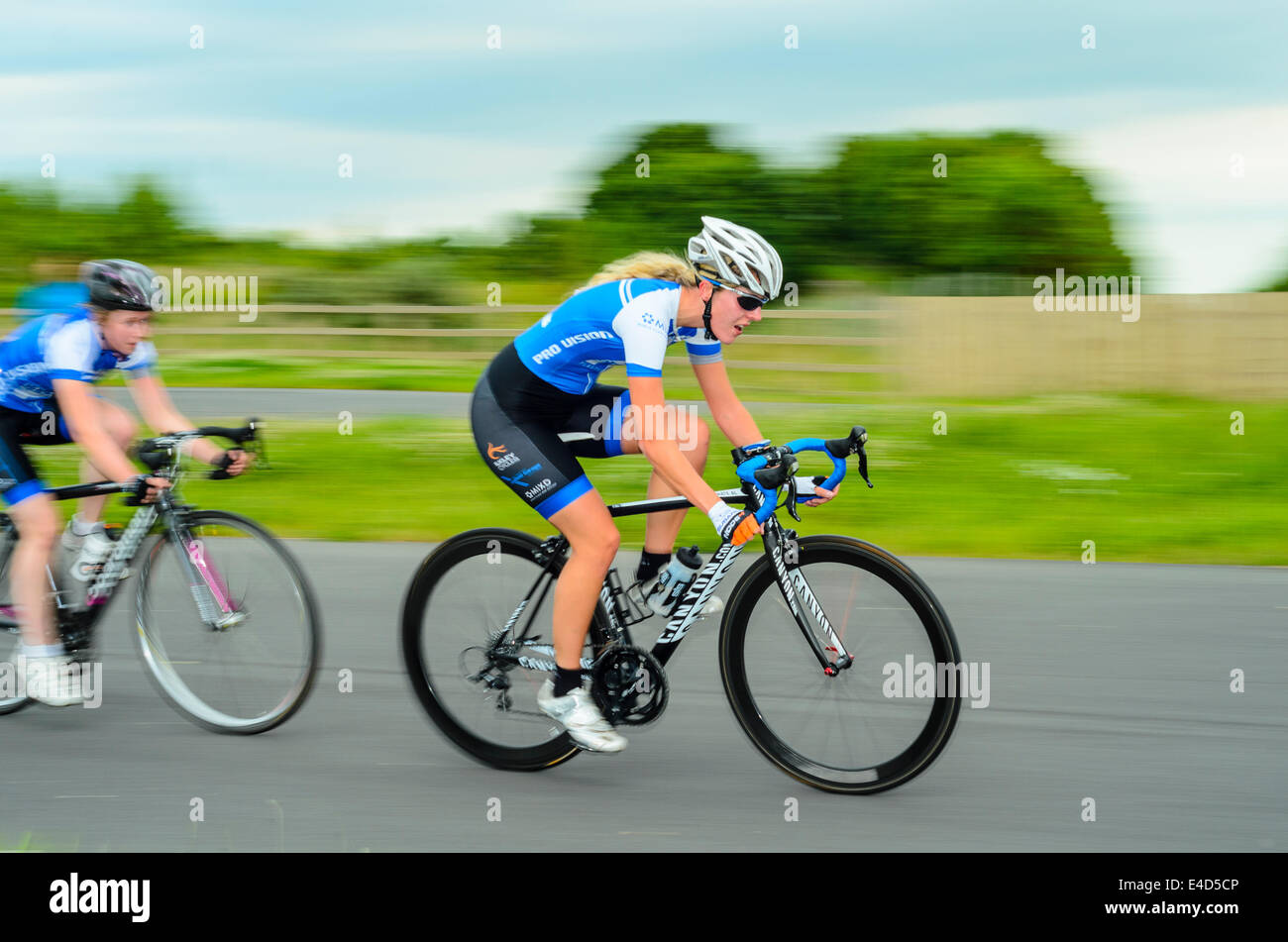 Radfahrer in Frauen Criterium-Event auf dedizierten Zyklus Schaltung bei York Sport Dorf York Yorkshire racing Stockfoto