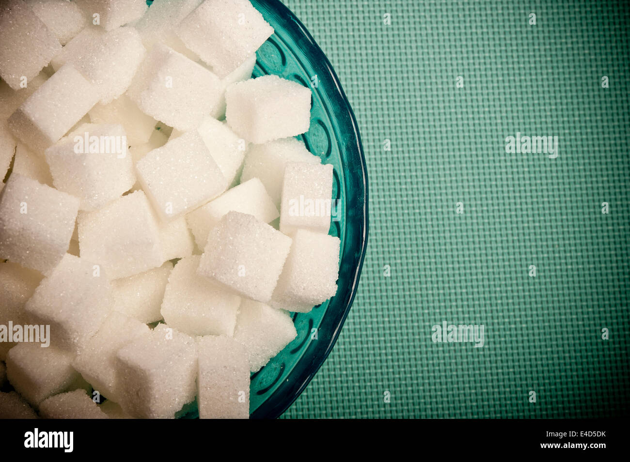 Schüssel mit Würfelzucker Stockfoto