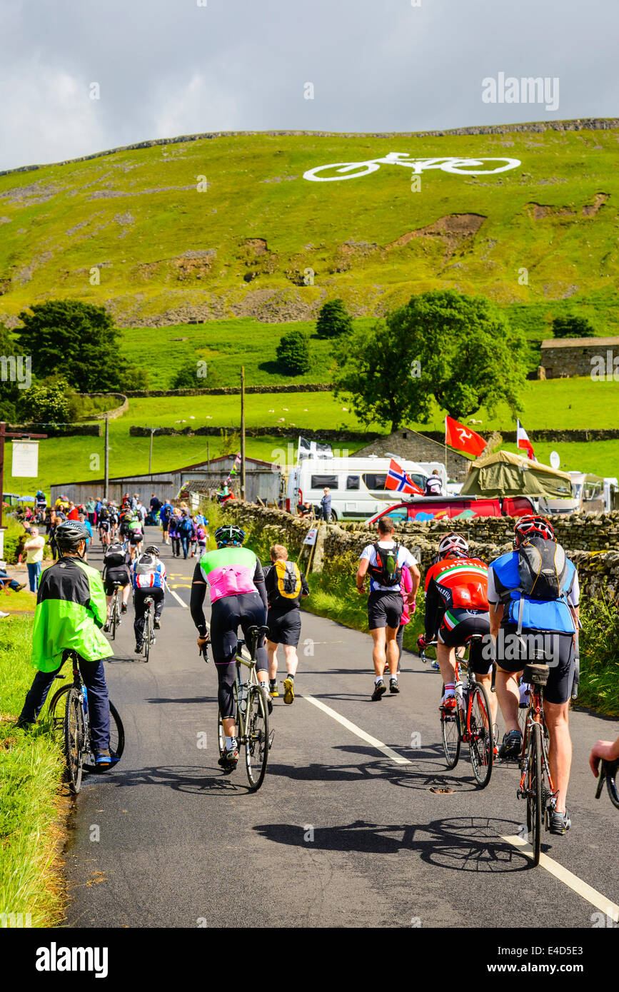 Zuschauer in Richtung der Steigung von Buttertubs Pass für Stufe 1 der Tour de France 2014 in North Yorkshire Stockfoto