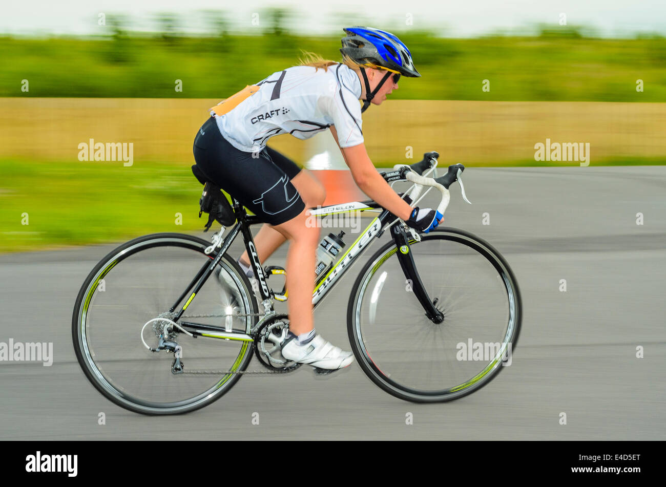Radfahrer in Frauen Criterium-Event auf dedizierten Zyklus Schaltung bei York Sport Dorf York Yorkshire racing Stockfoto