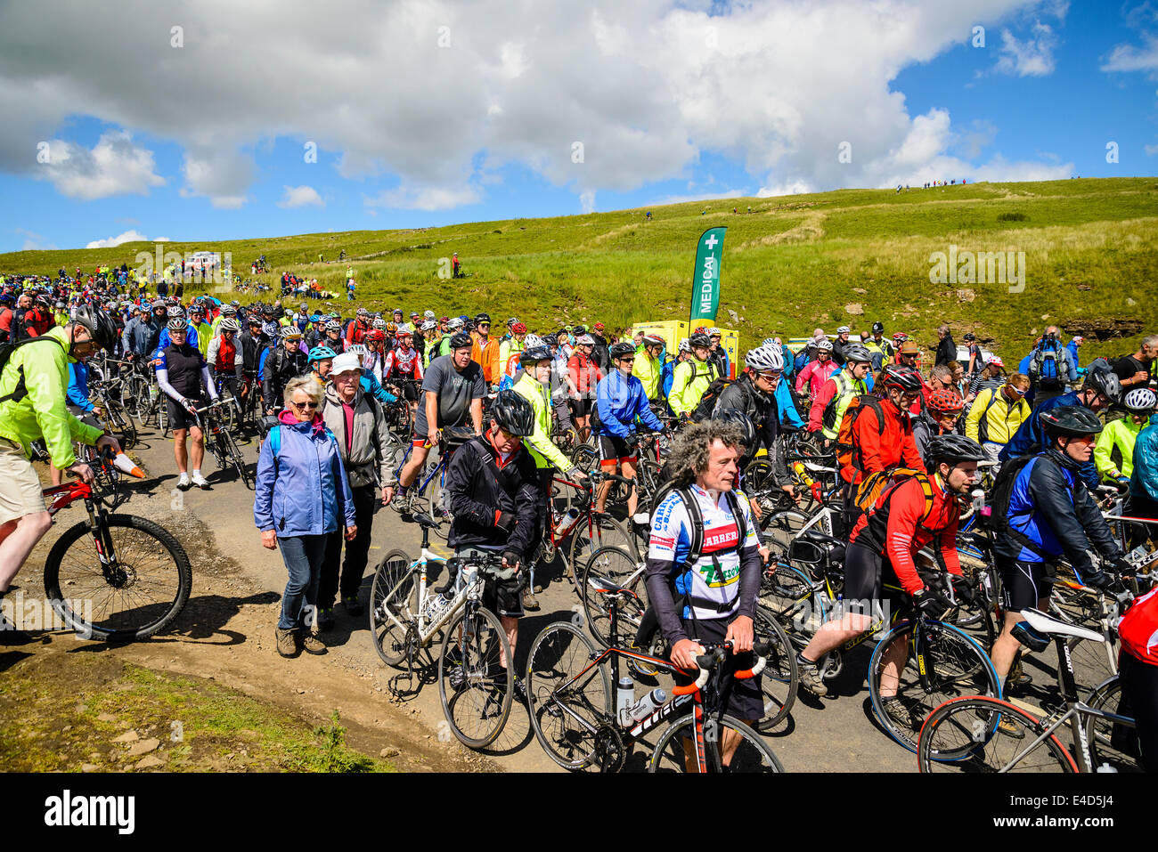 Langsamen Abstieg für Zuschauer nach 2014 Tour de France Etappe 1 auf Buttertubs Pass oder Le Cote de Buttertubs North Yorkshire Stockfoto