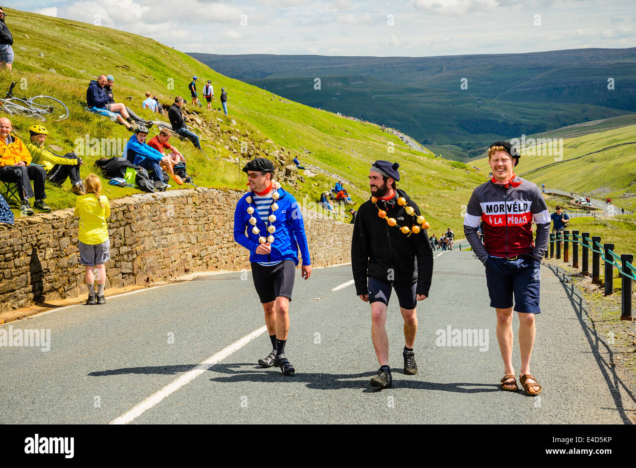 Zuschauer warten auf die Ankunft der ersten Stufe 2014 Tour de France über Buttertubs Pass oder Le Cote de Buttertubs North Yorkshire Stockfoto