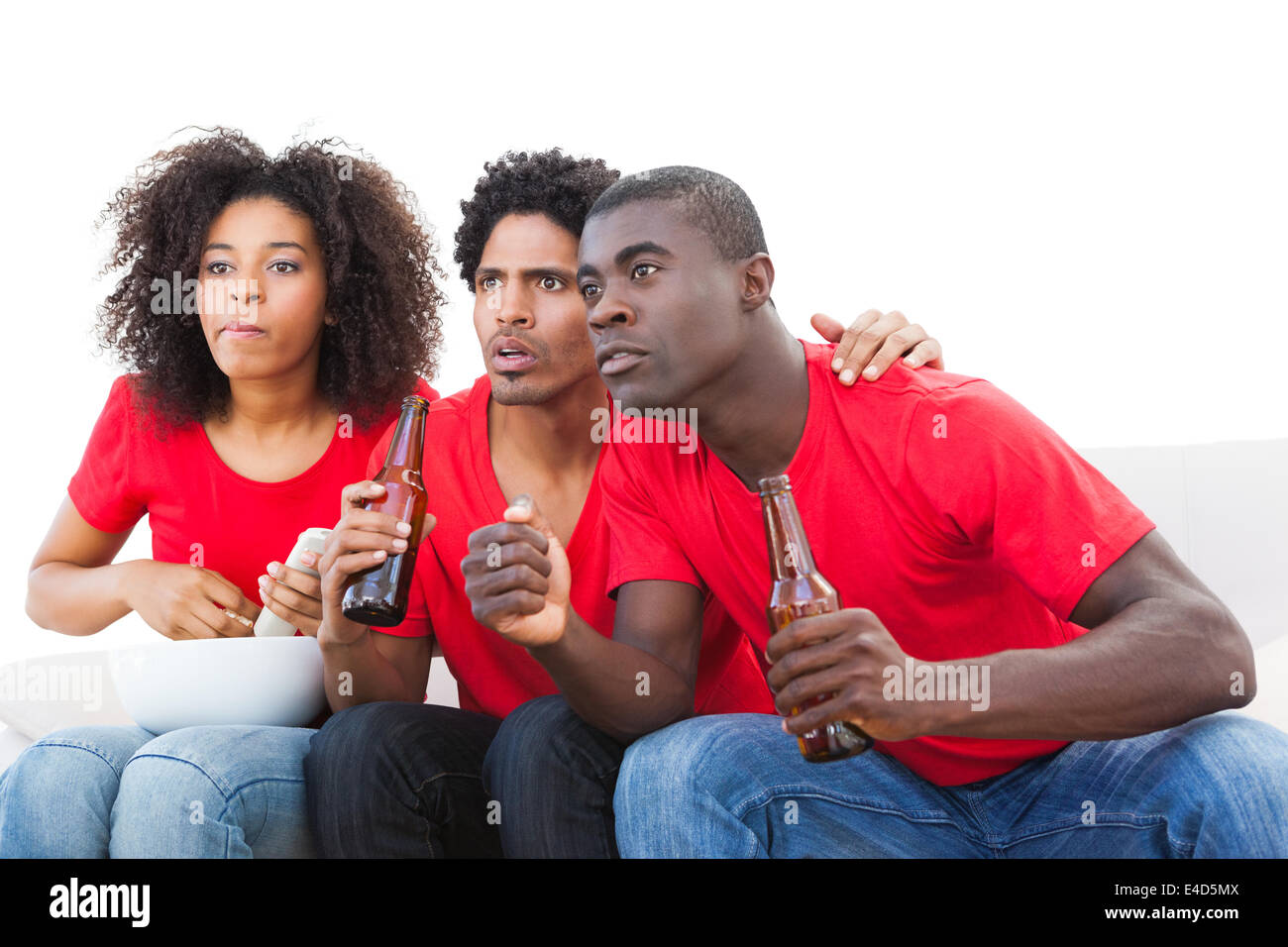 Nervös Fußballfans in rot auf dem sofa Stockfoto
