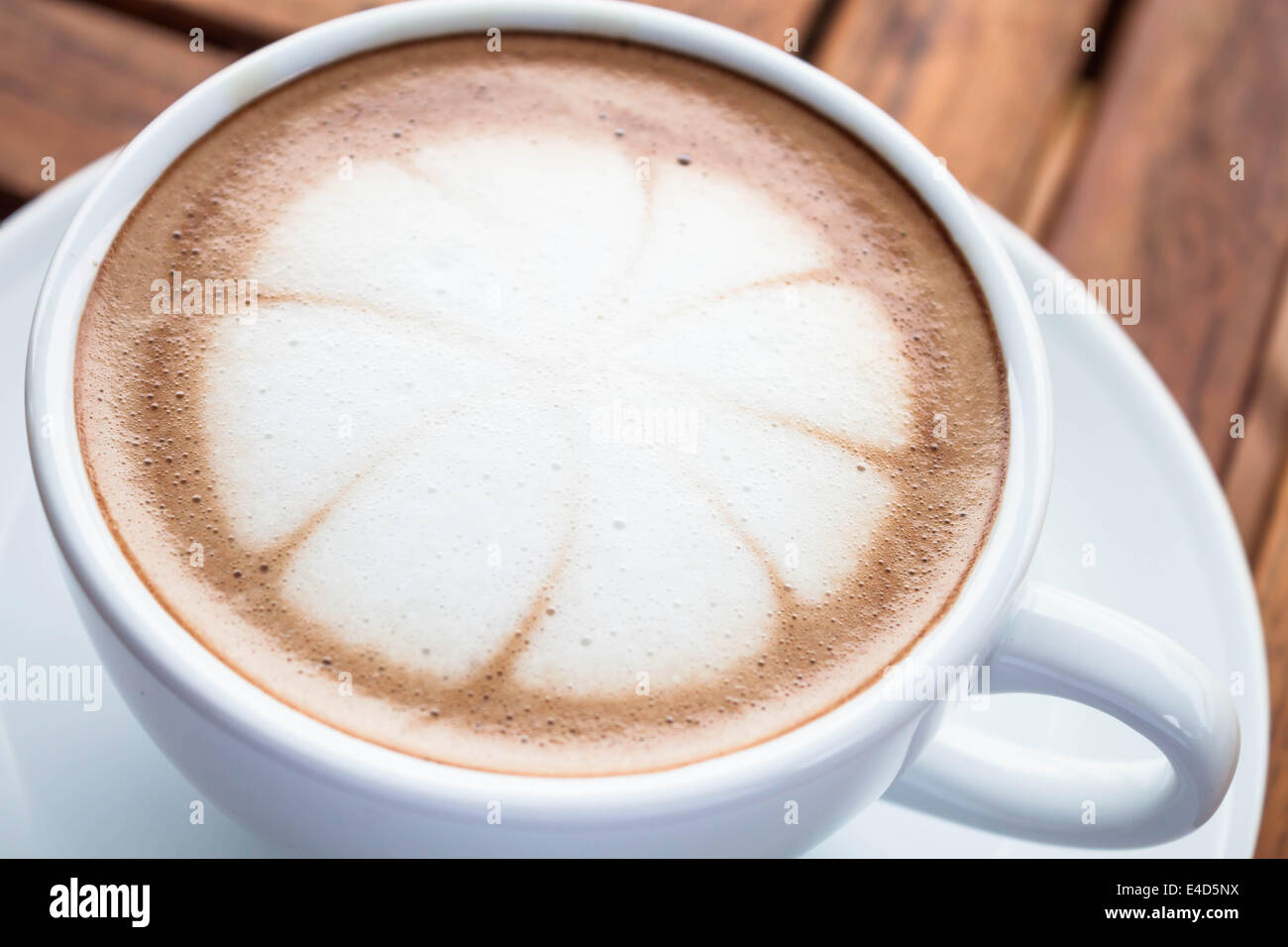 Heißen Café Mokka-Tasse mit Milch microfoam Stockfoto