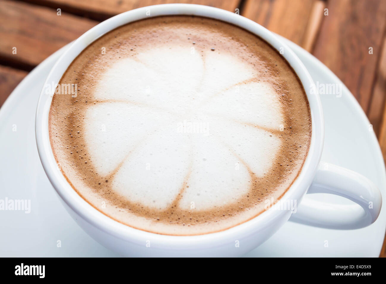 Heißen Café Mokka-Tasse mit Milch Microfoam auf gekrönt Stockfoto