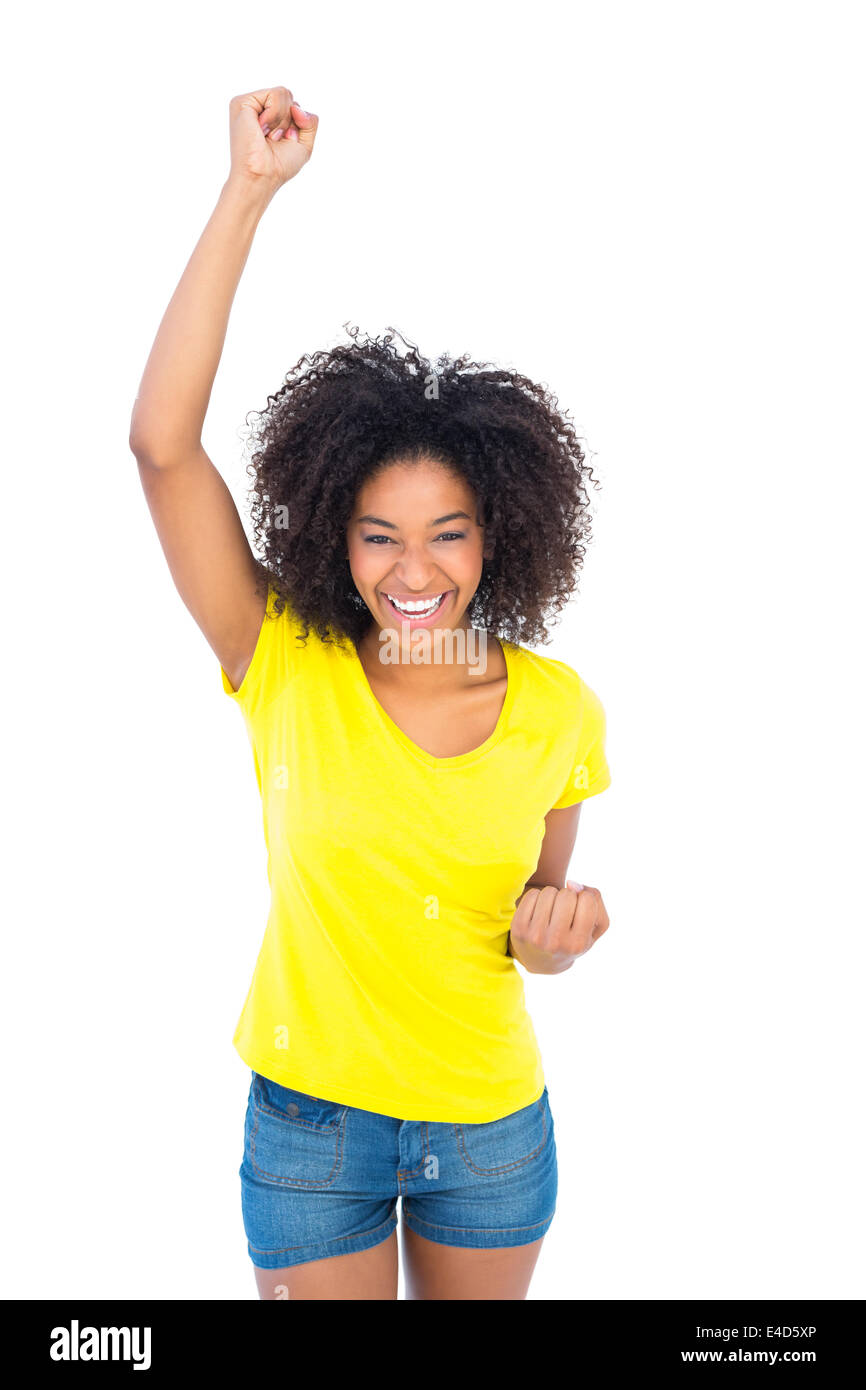 Hübsches Mädchen im gelben t-Shirt und Jeans Hotpants Jubel in die Kamera Stockfoto