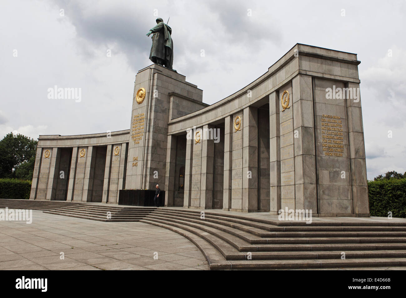 Sowjetische Ehrenmal auf der Straße des 17. Junis in Berlin, Deutschland. Steht das Denkmal zu Ehren der sowjetischen Truppen gefallenen duri Stockfoto