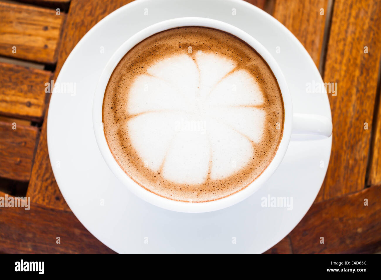Schöne Tasse heißen Café Mokka auf Holztisch Stockfoto