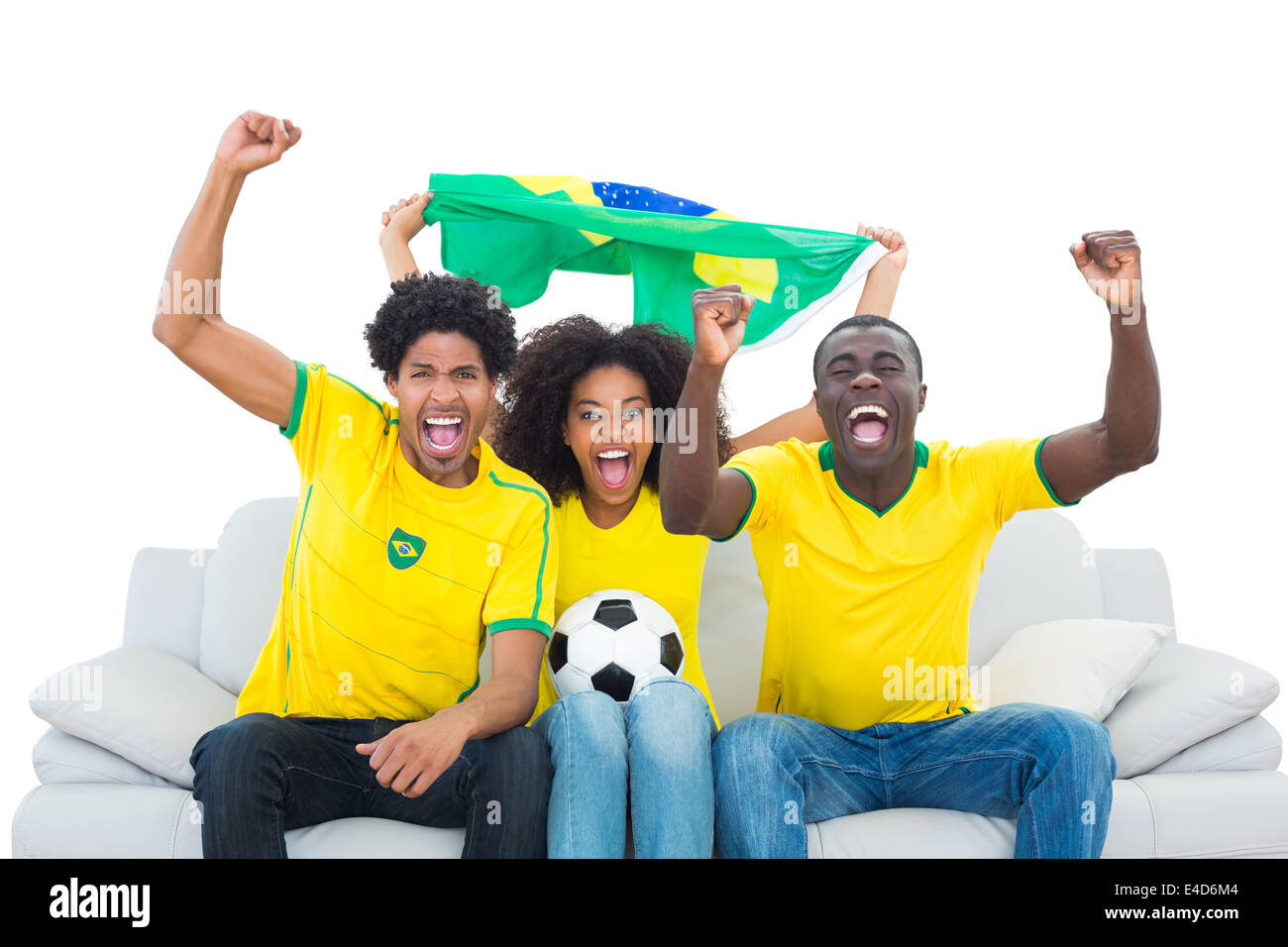 Aufgeregt, Fußball-Fans in gelb auf Couch mit Brasilien-Flagge Stockfoto