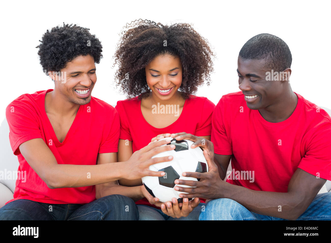 Fußball-Fans in rot halten Kugel zusammen Stockfoto