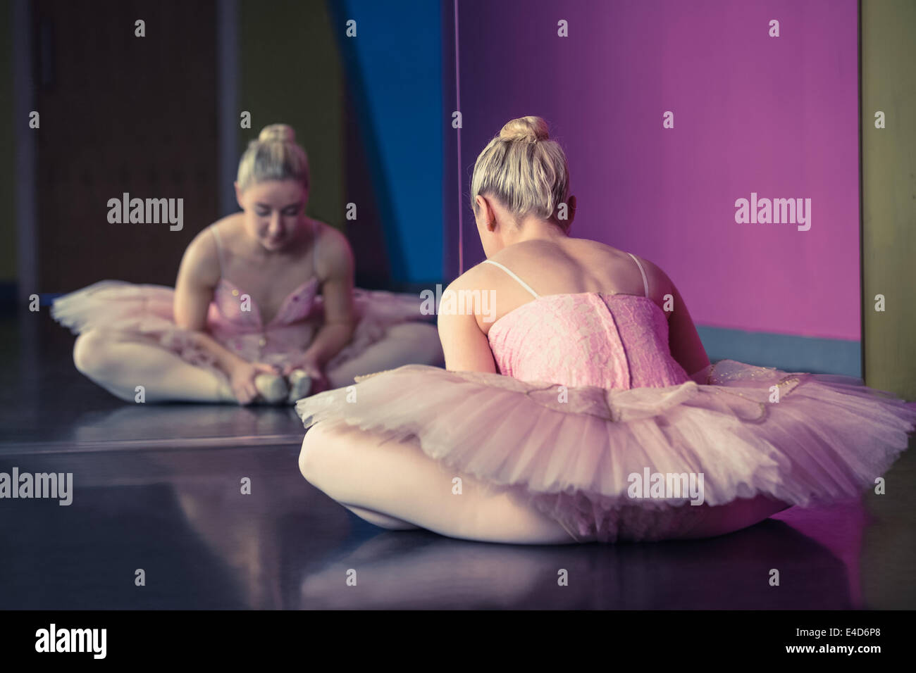 Anmutige Ballerina Aufwärmen vor Spiegel Stockfoto