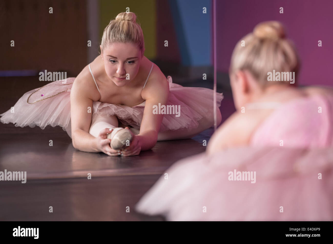 Anmutige Ballerina Aufwärmen vor Spiegel Stockfoto