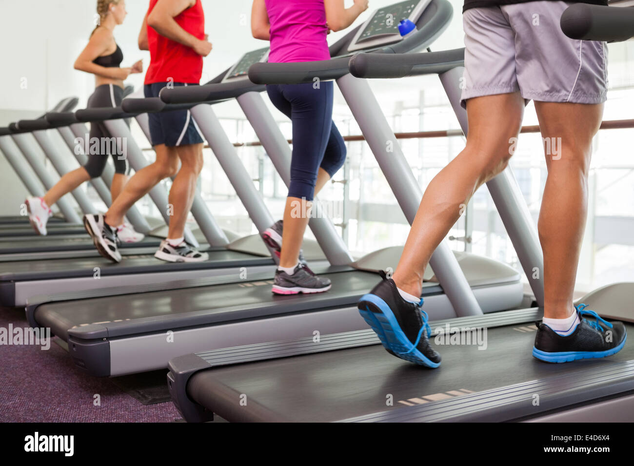 Reihe von Menschen auf Laufbändern Stockfoto