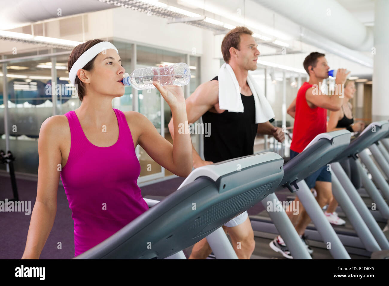 Reihe von Menschen, die Arbeiten auf Laufbändern Stockfoto