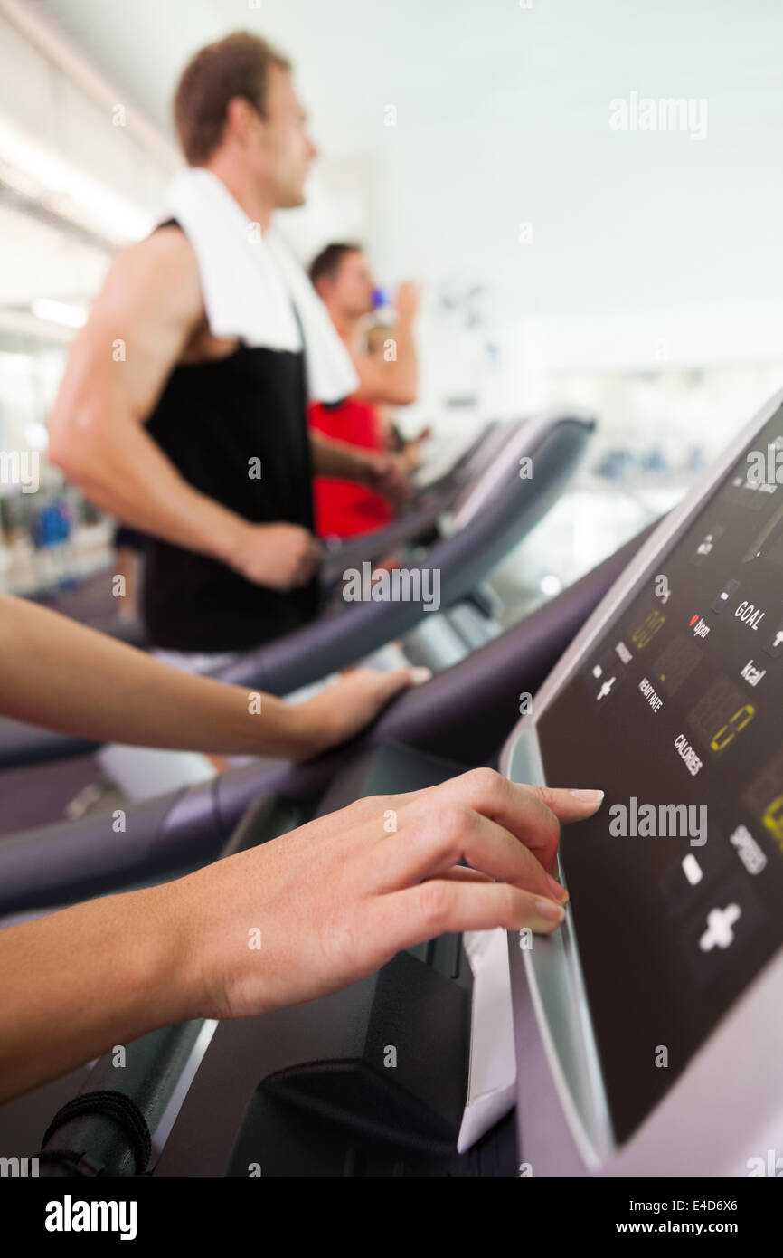 Reihe von Menschen, die Arbeiten auf Laufbändern Stockfoto