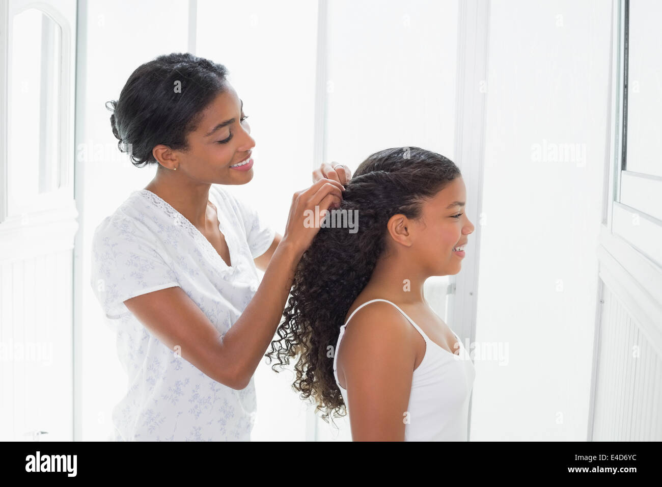 Hübsche Mutter ihre Töchter Haare zurück zu binden Stockfoto