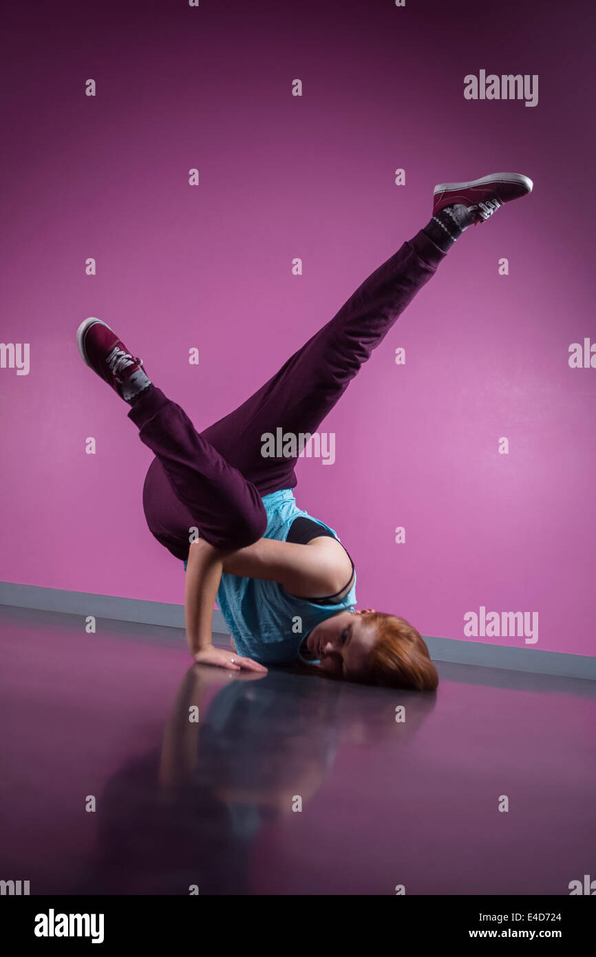 Hübsche Pause Tänzerin Zerschlagung einer Bewegung Stockfoto