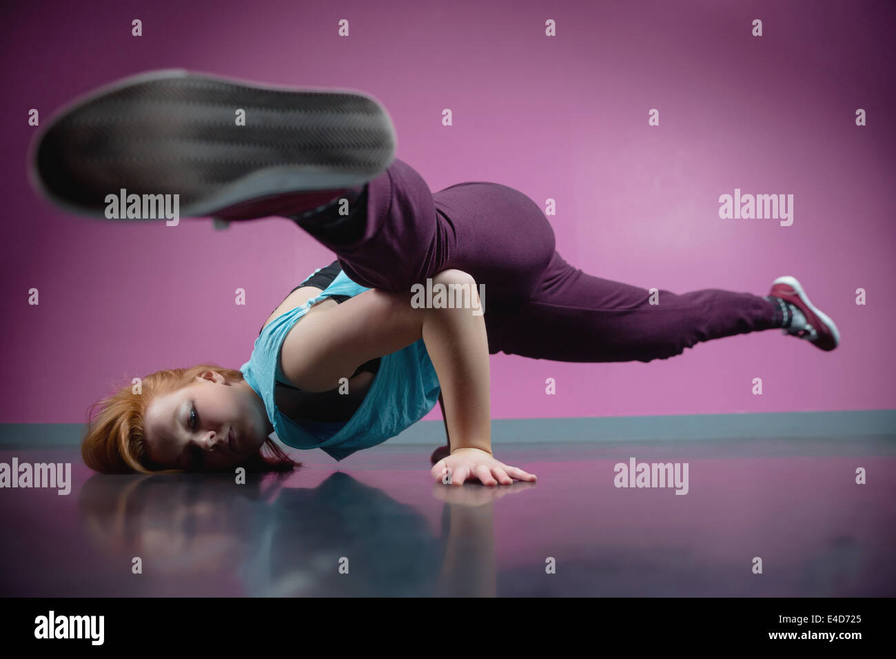 Hübsche Pause Tänzerin Zerschlagung einer Bewegung Stockfoto